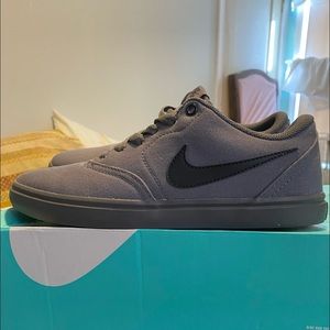 Women’s NIKE SB CHARGE size 7 grey